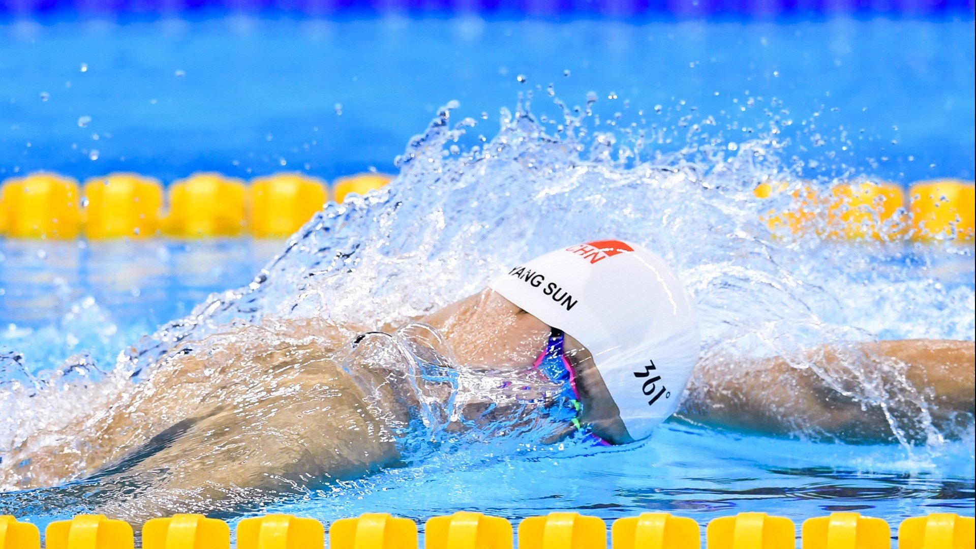 西甲巴萨主场3比1击败塞维利亚 莱万梅开二度继续领跑射手榜，西甲_巴萨主场3-0完胜莱万特